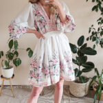 Daphne Pink - rozkloszowana sukienka z wiązaniem w pasie