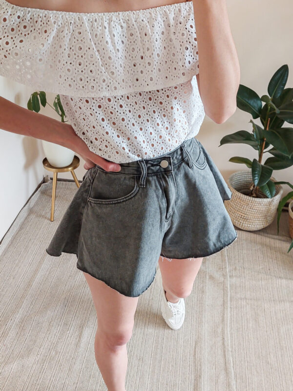 Alnus Black - rozkloszowane szorty z wysokim stanem