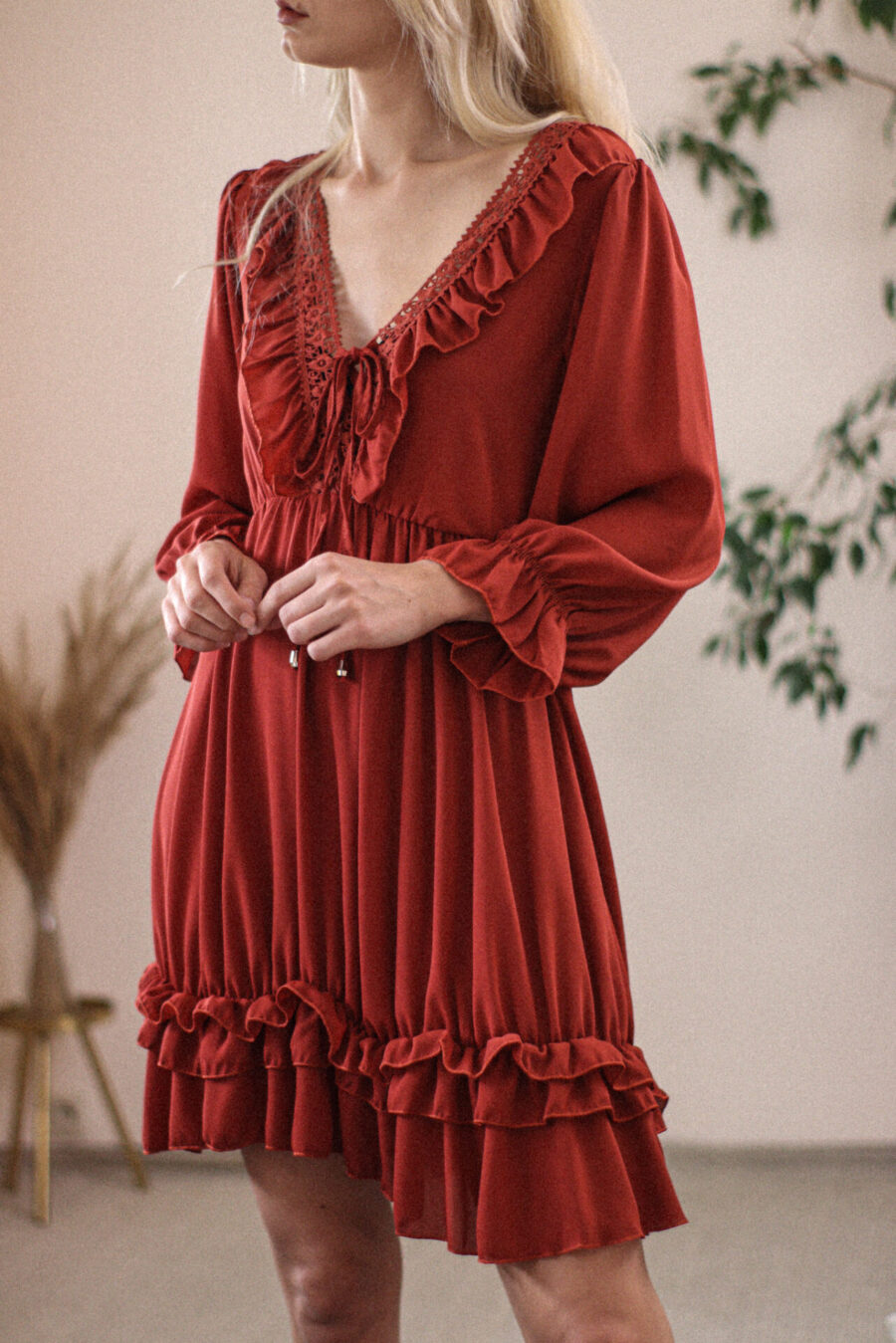 Monarda - sukienka z falbanami i wiązaniem na dekolcie