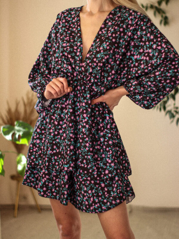 Stewartia longsleeve – sukienka z falbanami i luźną górą