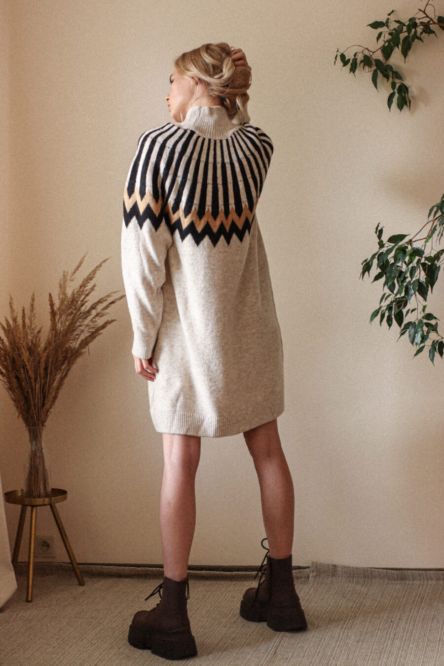 Radiola - sweterkowa sukienka ze wzorem