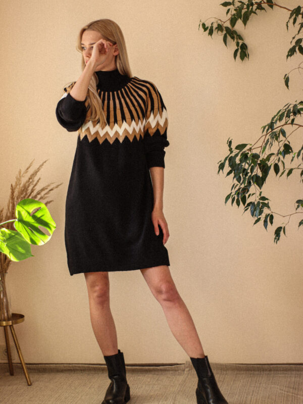 Radiola - sweterkowa sukienka ze wzorem