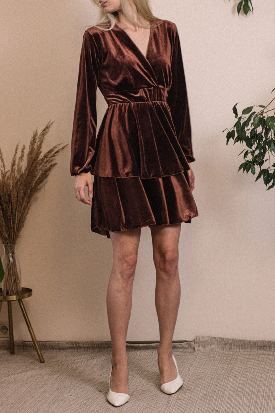 welurowa sukienka z zakładkowym dekoltem i wiązaniem na plecach