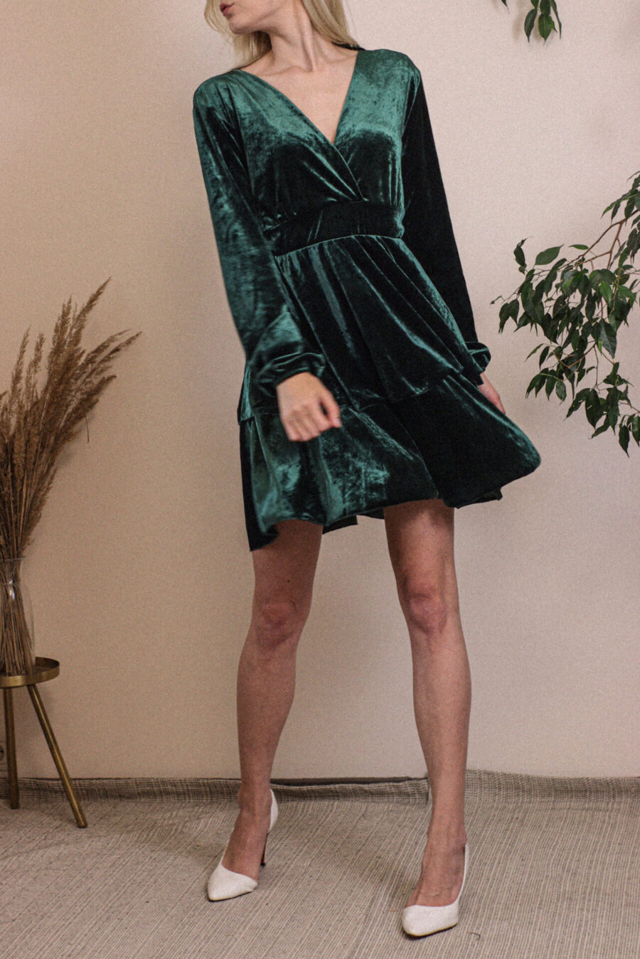 welurowa sukienka z zakładkowym dekoltem i wiązaniem na plecach