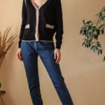 Blysmus - prosty sweterek ze srebrną nitką