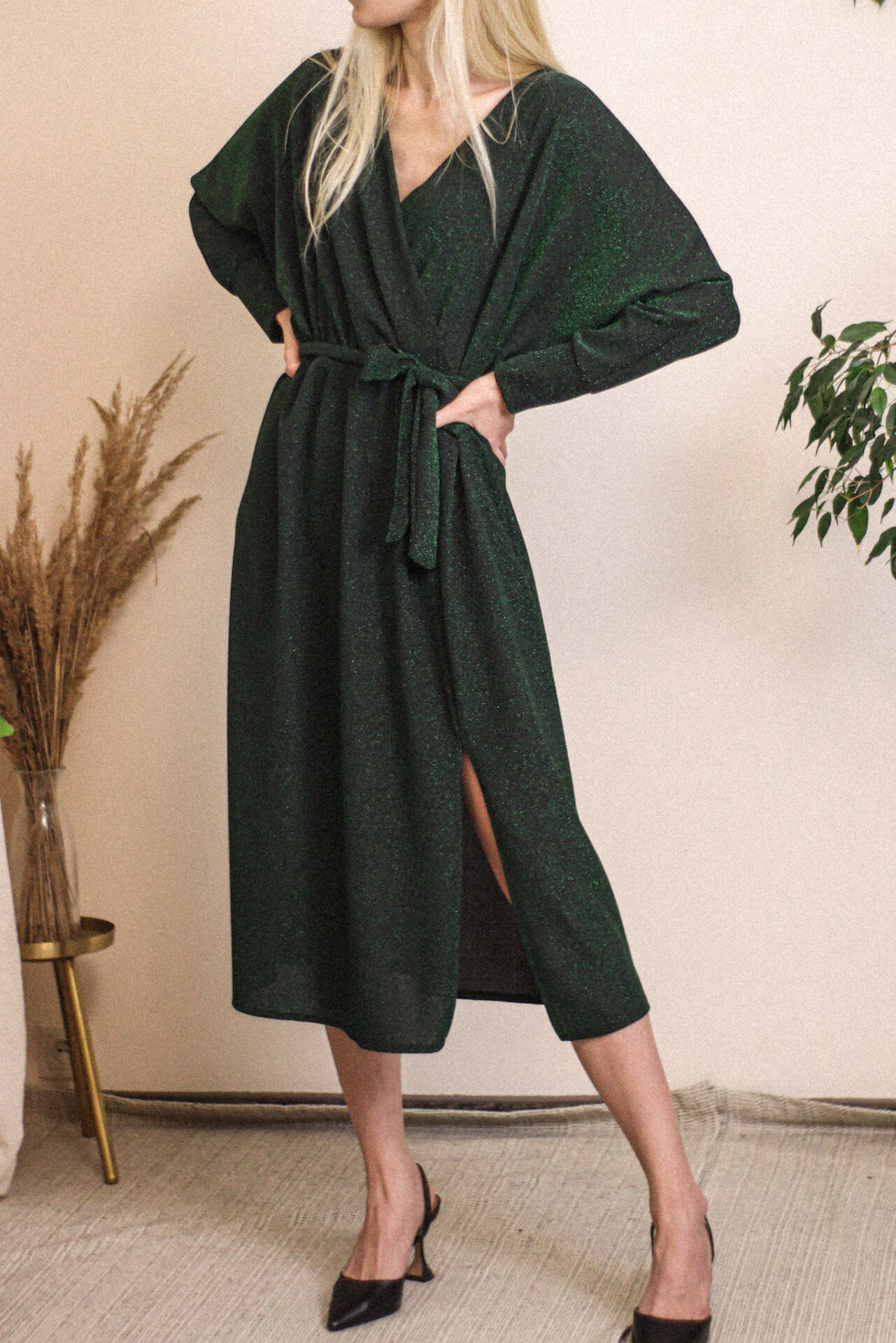 Reseda – brokatowa sukienka z wiązaniem w pasie