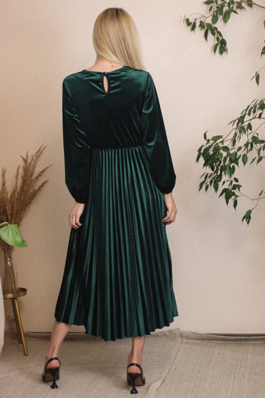Hornungia - welurowa sukienka z plisowanym dołem