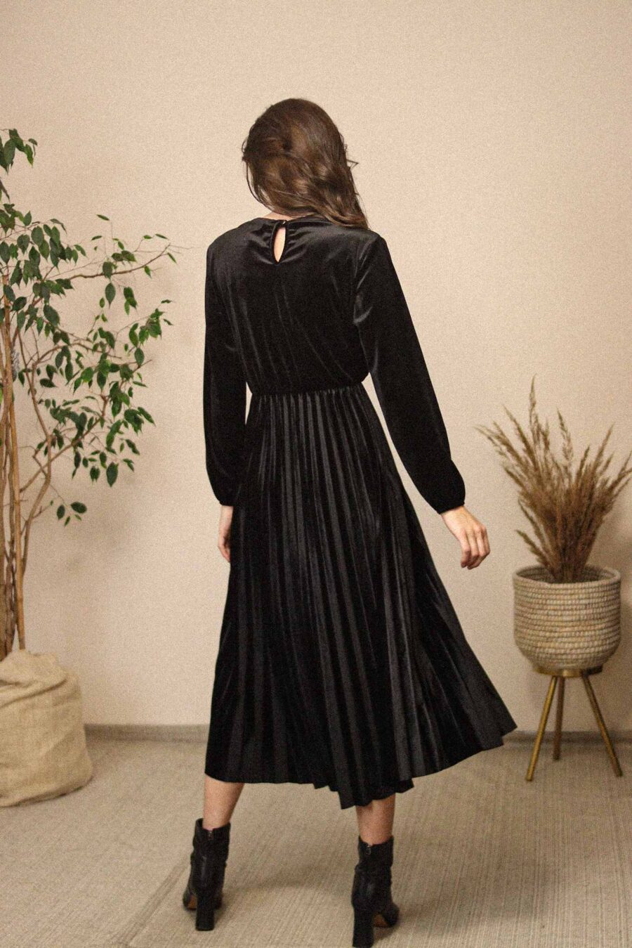 Hornungia - welurowa sukienka z plisowanym dołem