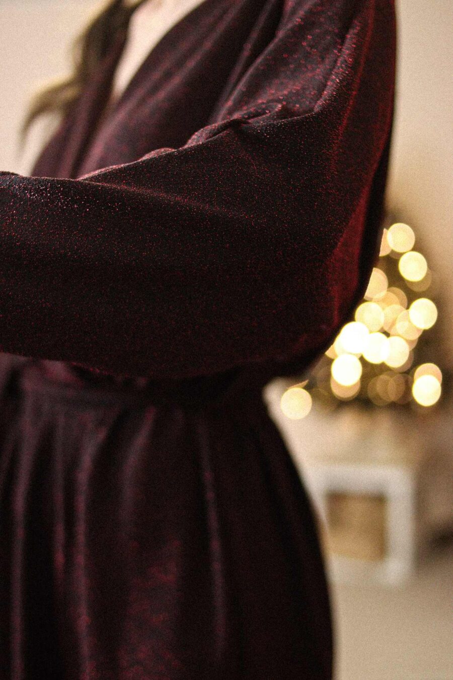 Reseda - brokatowa sukienka z wiązaniem w pasie