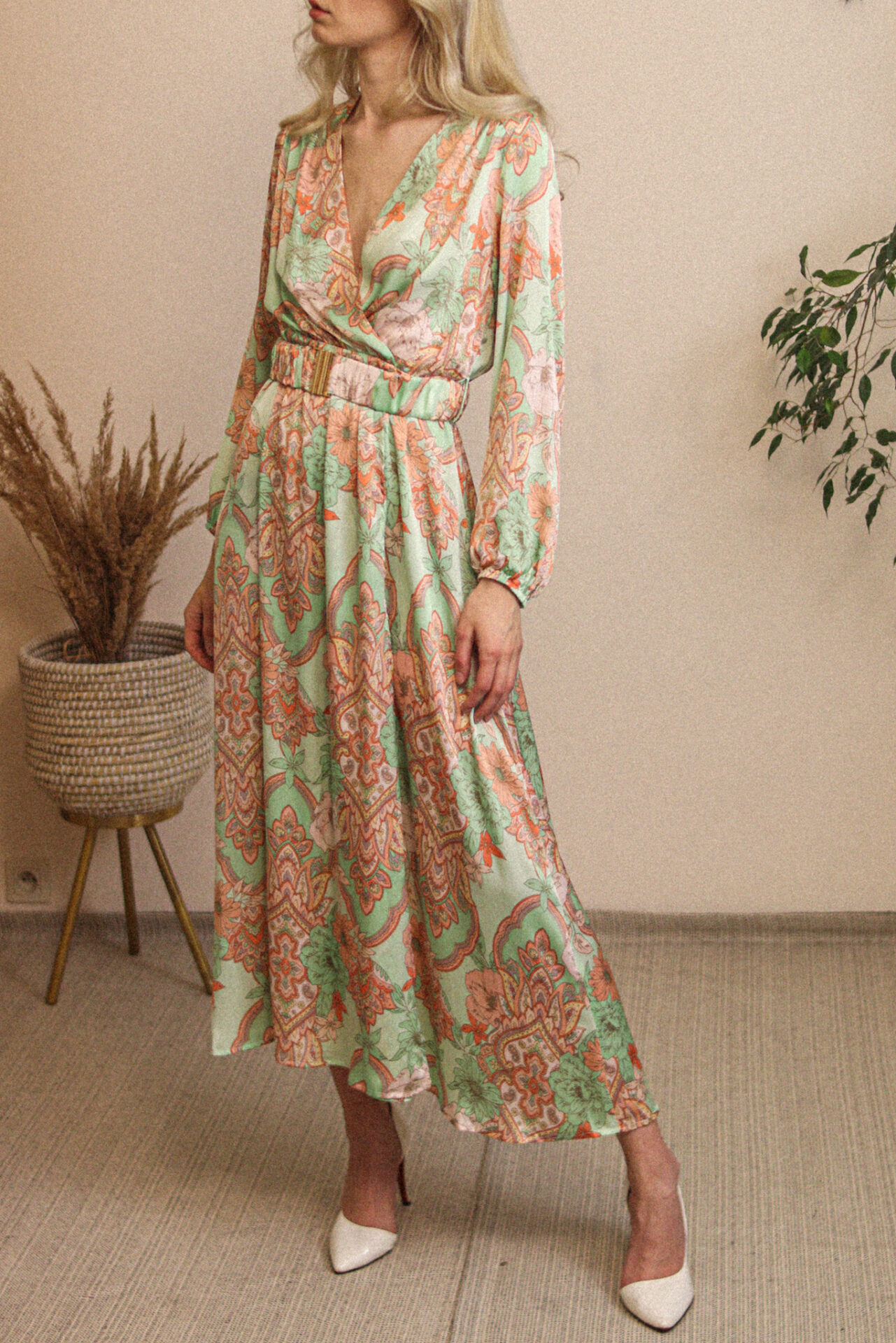 Acacia Molis - lekka sukienka maxi z paskiem i dekoltem v