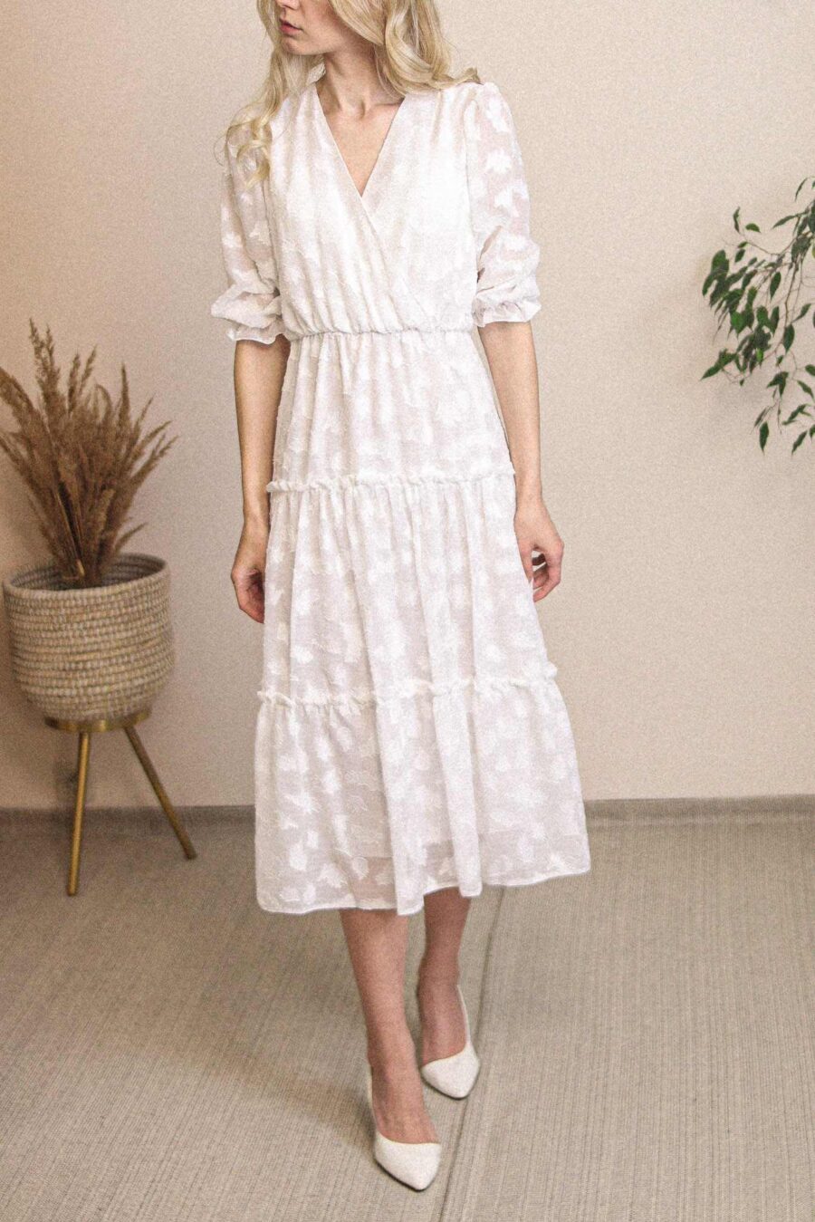 Listera - lekka, biała sukienka z wiązaniem i zakładkowym dekoltem
