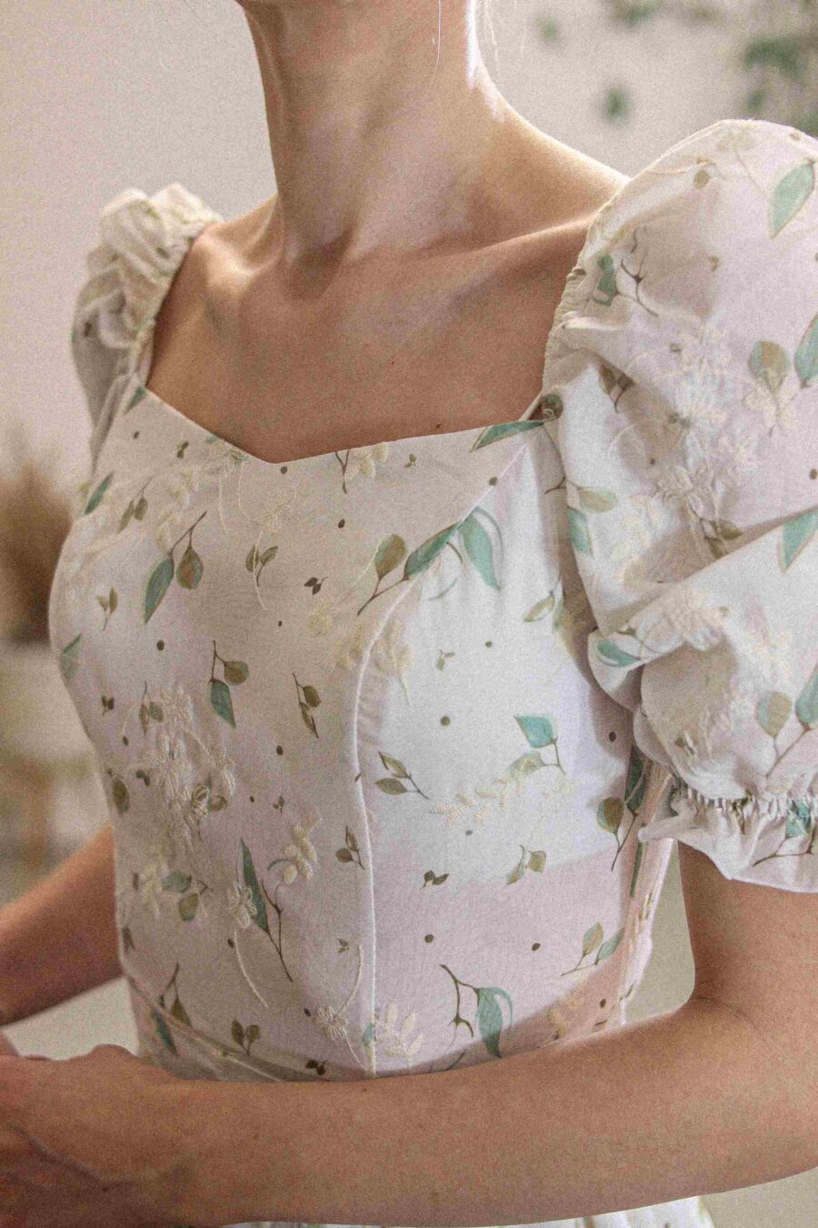 Betonica - sukienka midi z haftowanymi kwiatami i rozcięciem