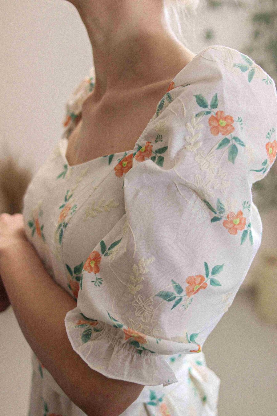 Betonica - sukienka midi z haftowanymi kwiatami i rozcięciem