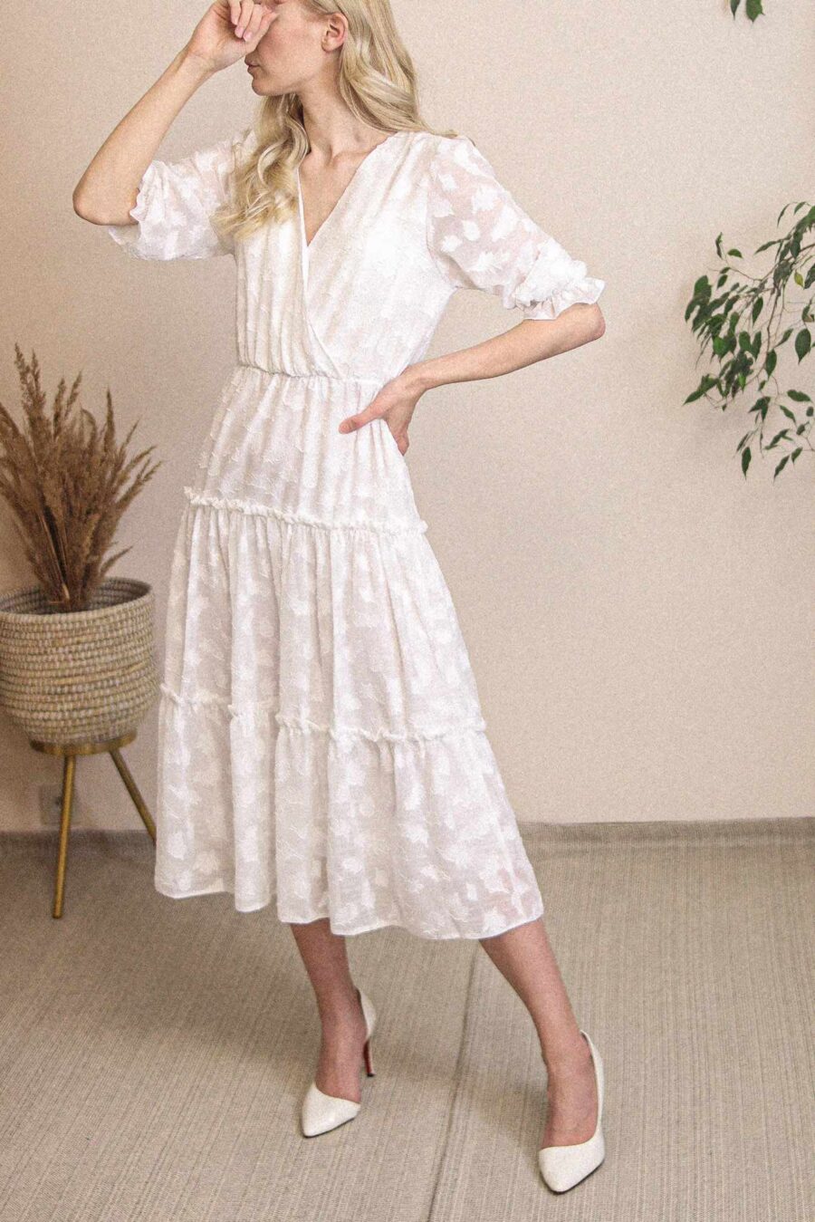 Listera - lekka, biała sukienka z wiązaniem i zakładkowym dekoltem