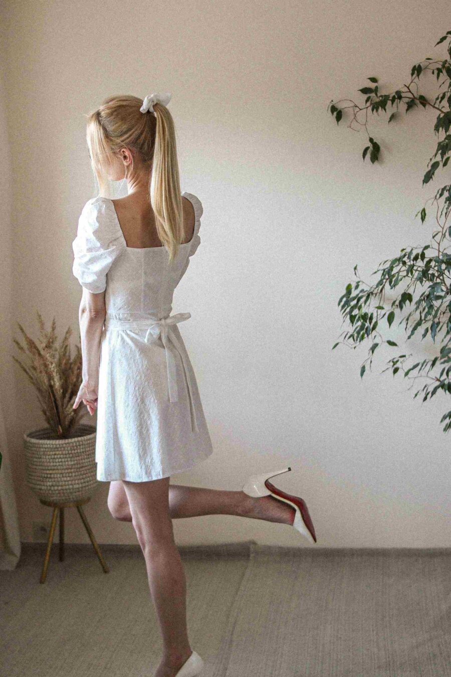 Betonica Short - ażurowa sukienka mini