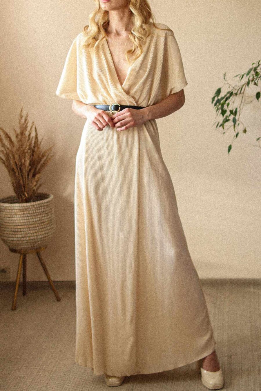 Certica - długa sukienka z paskiem i zakładkowym dekoltem