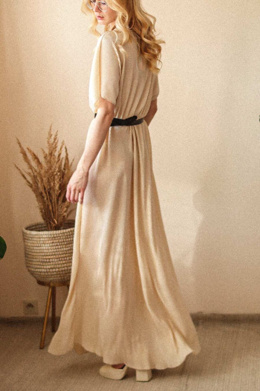 Certica - długa sukienka z paskiem i zakładkowym dekoltem