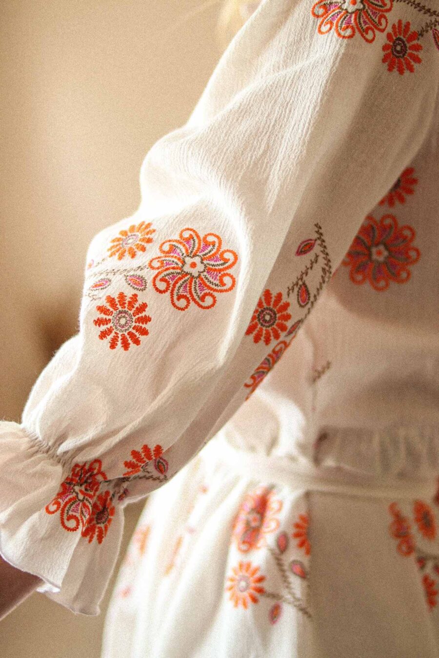 Acinos - luźna sukienka w kwiaty z guzikami przy dekolcie i paskiem