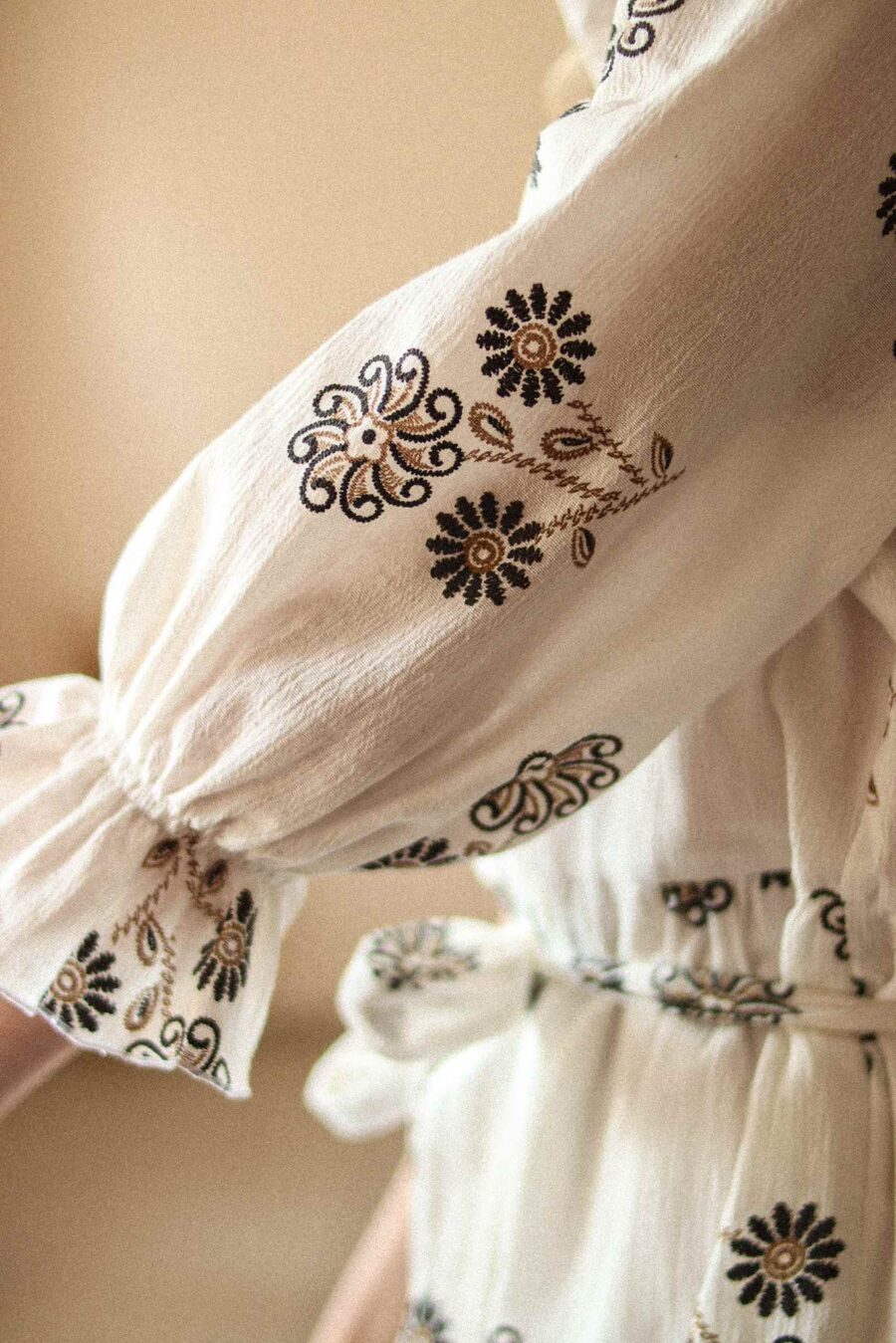 Acinos - luźna sukienka w kwiaty z guzikami przy dekolcie i paskiem