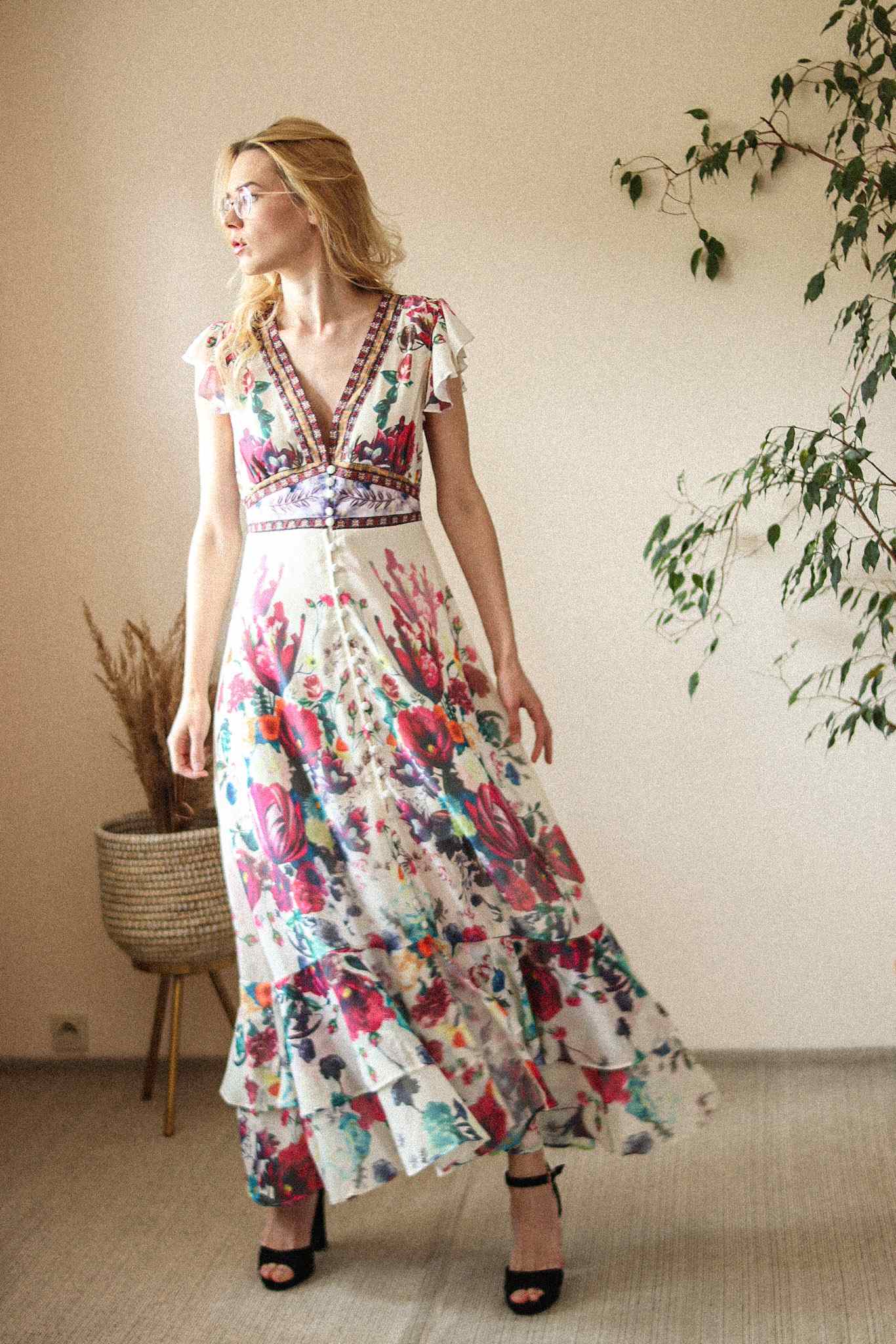Rosa - długa sukienka z guzikami w kwiaty