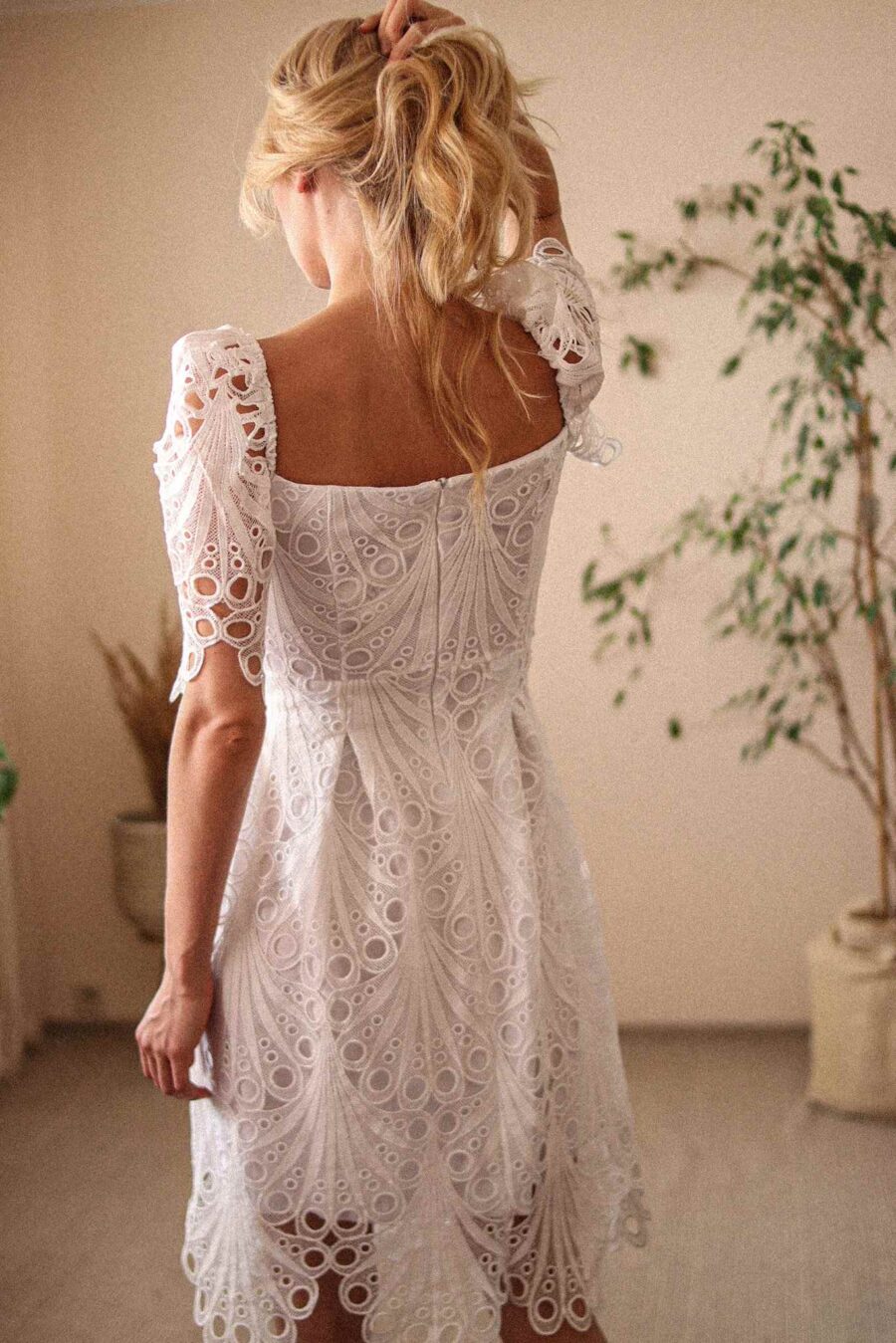 Betonica Hirsuta - biała, giupiurowa sukienka