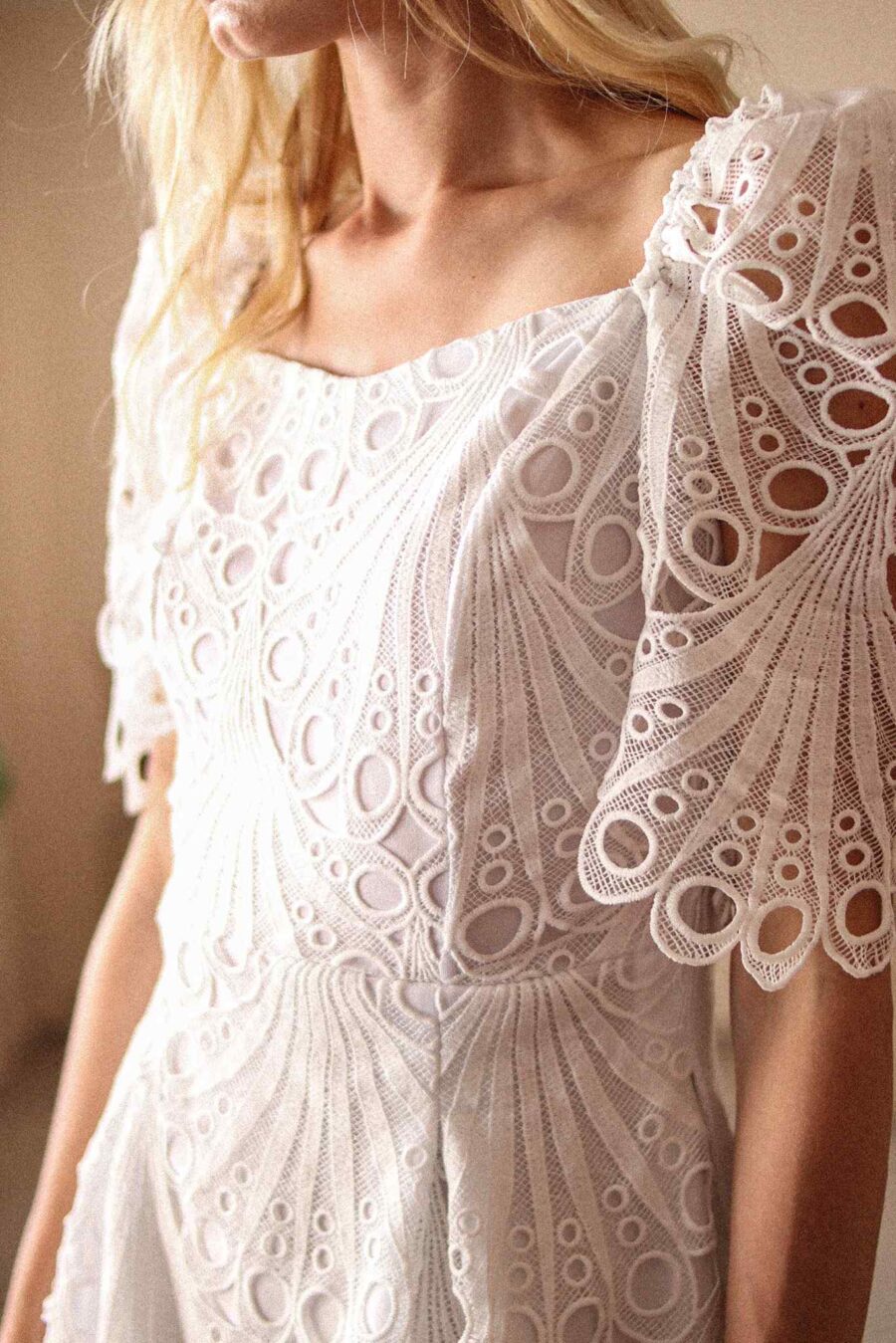 Betonica Hirsuta - biała, giupiurowa sukienka