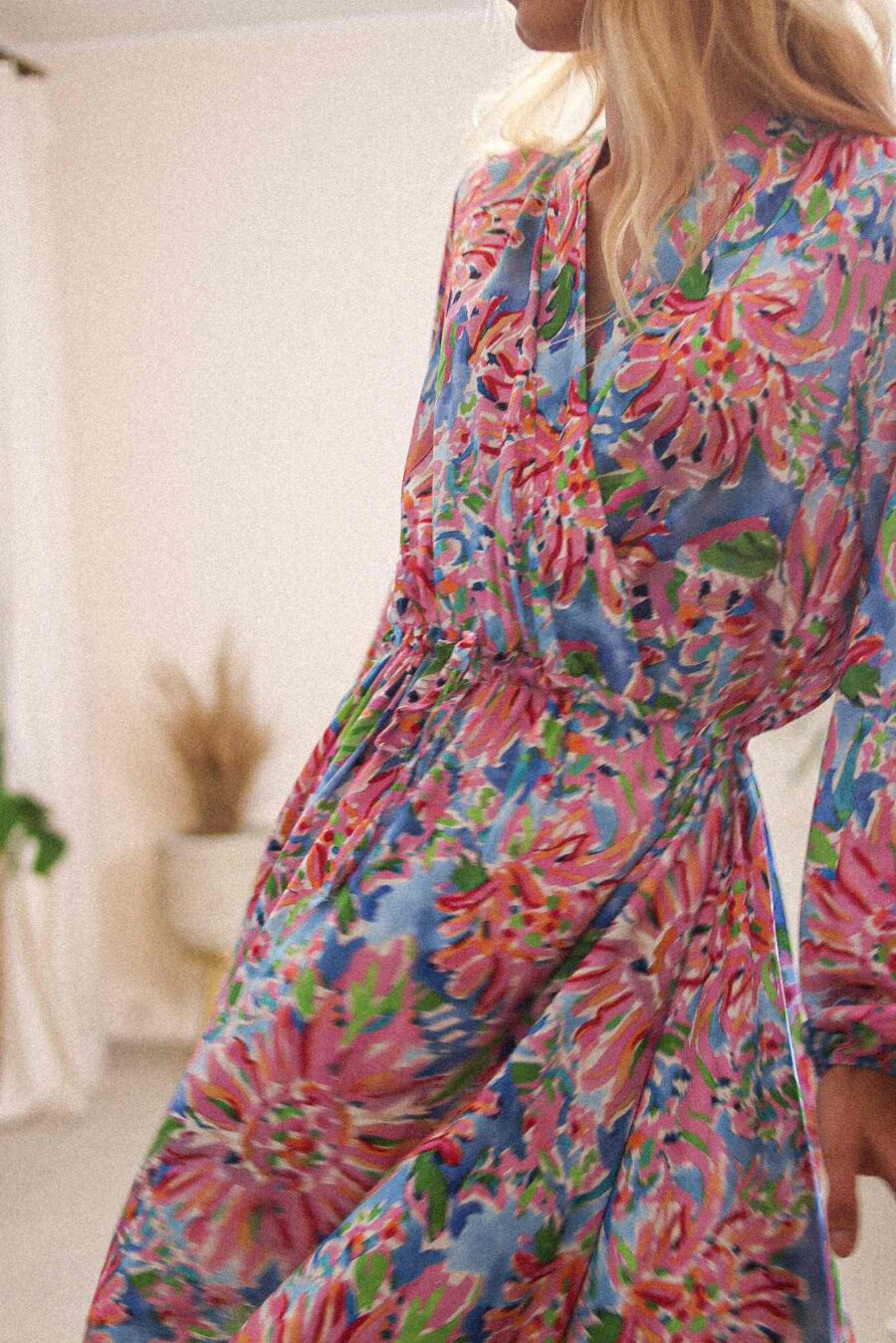 Pterocarya - wiskozowa sukienka z zakładkowym dekoltem
