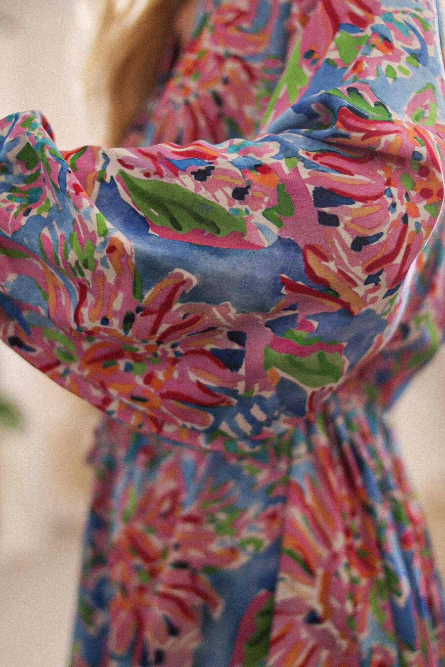 Pterocarya - wiskozowa sukienka z zakładkowym dekoltem