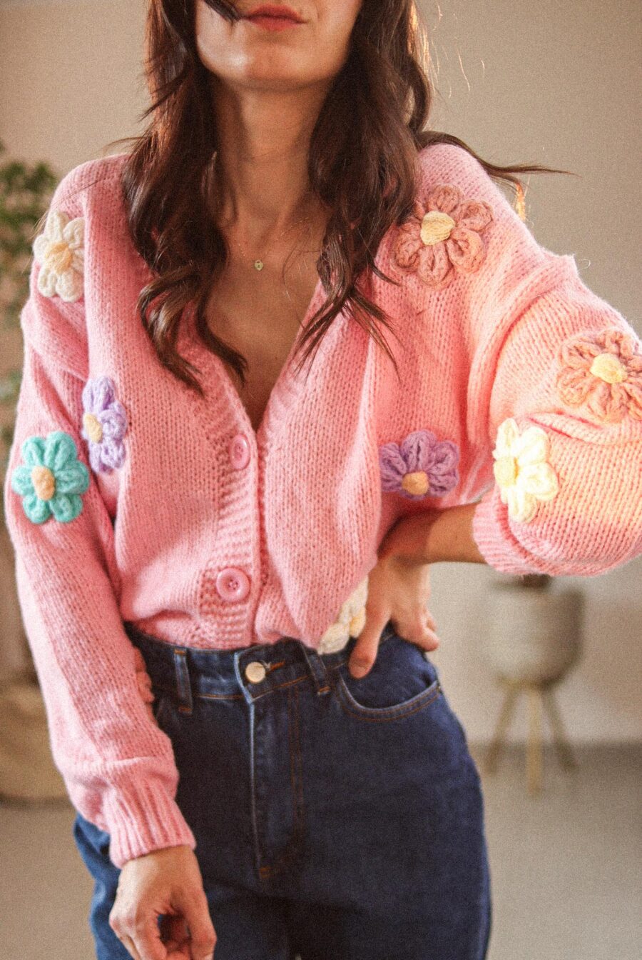 Juncus Buttons - zapinany sweter z kolorowymi kwiatkami