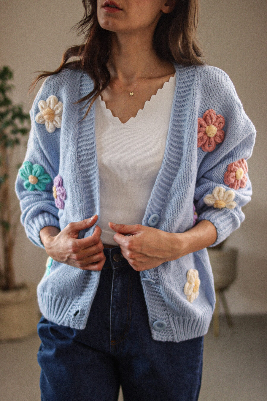 Juncus Buttons - zapinany sweter z kolorowymi kwiatkami