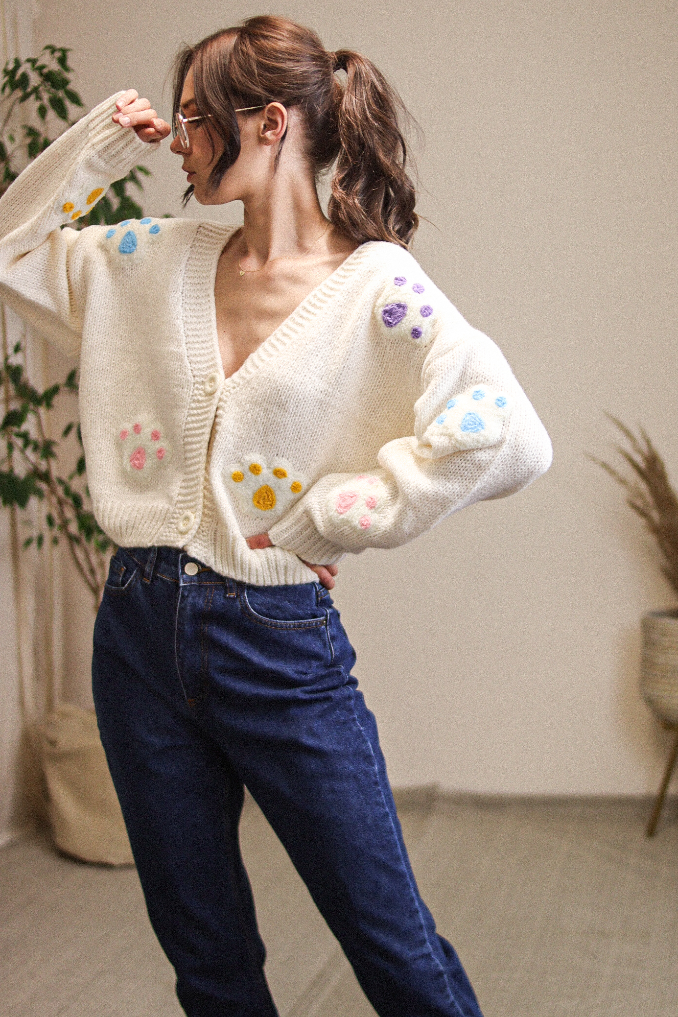 Juncus Paws - zapinany sweter z kolorowymi kwiatkami
