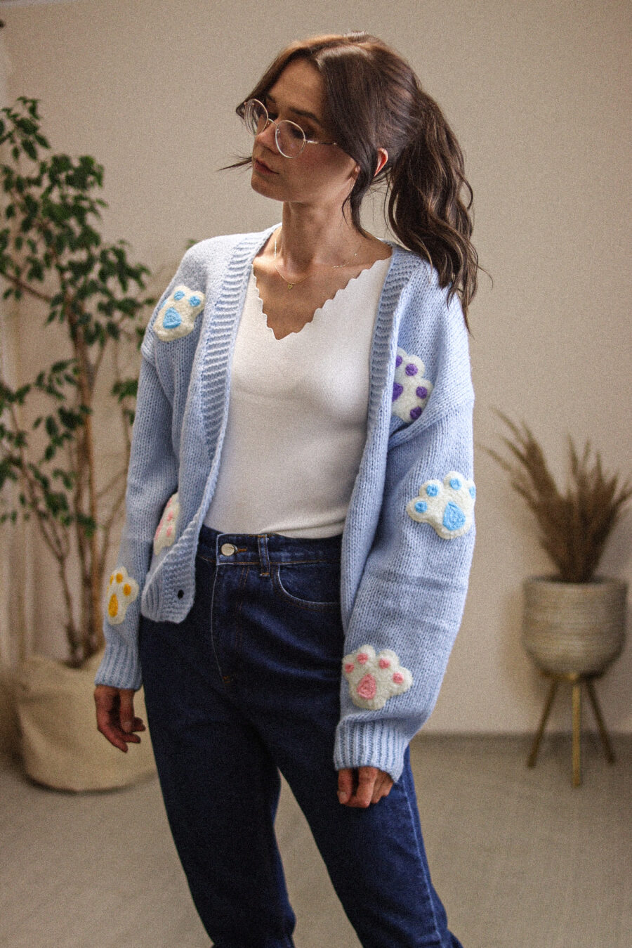 Juncus Paws - zapinany sweter z kolorowymi kwiatkami