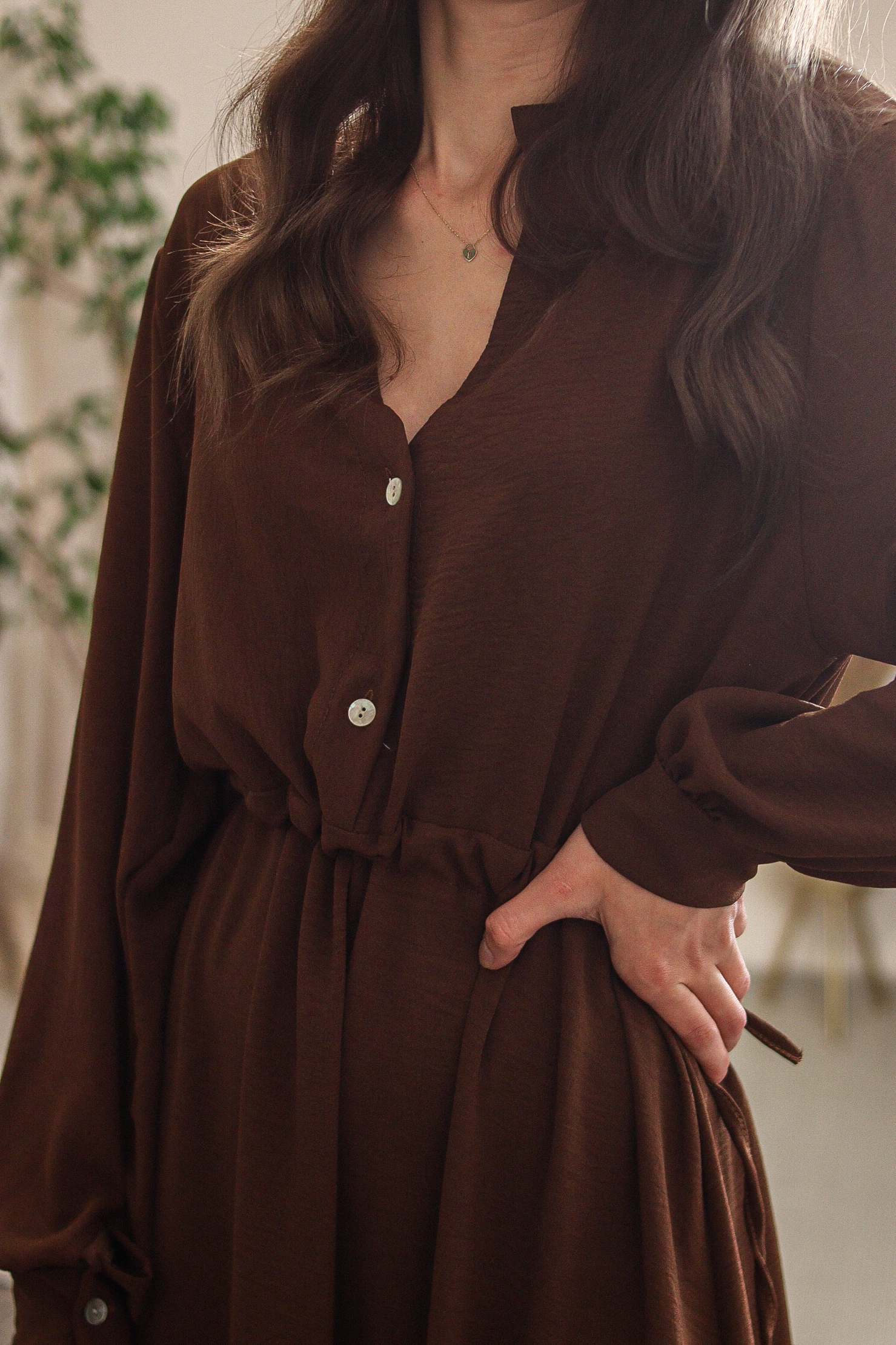 Brassica - długa sukienka z troczkami w pasie