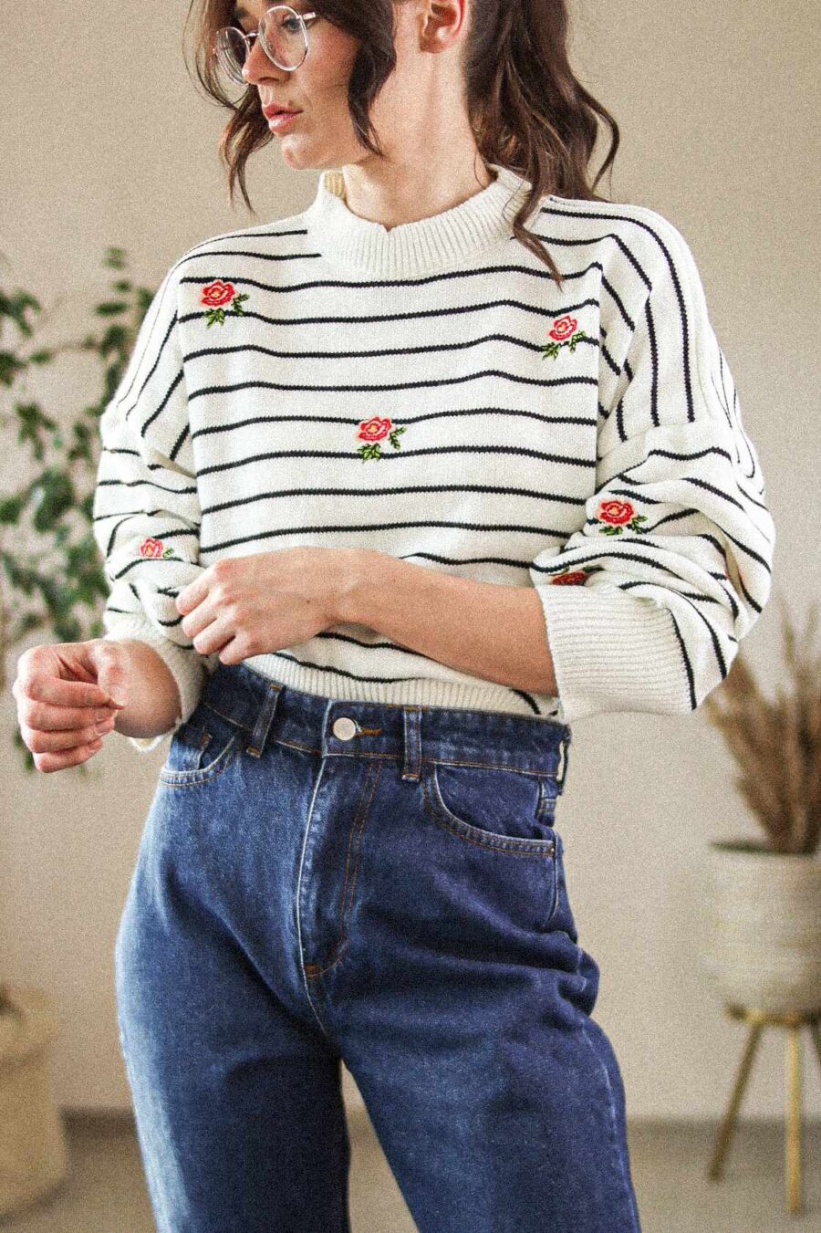 Thymus - sweter w paski z haftowanymi różyczkami