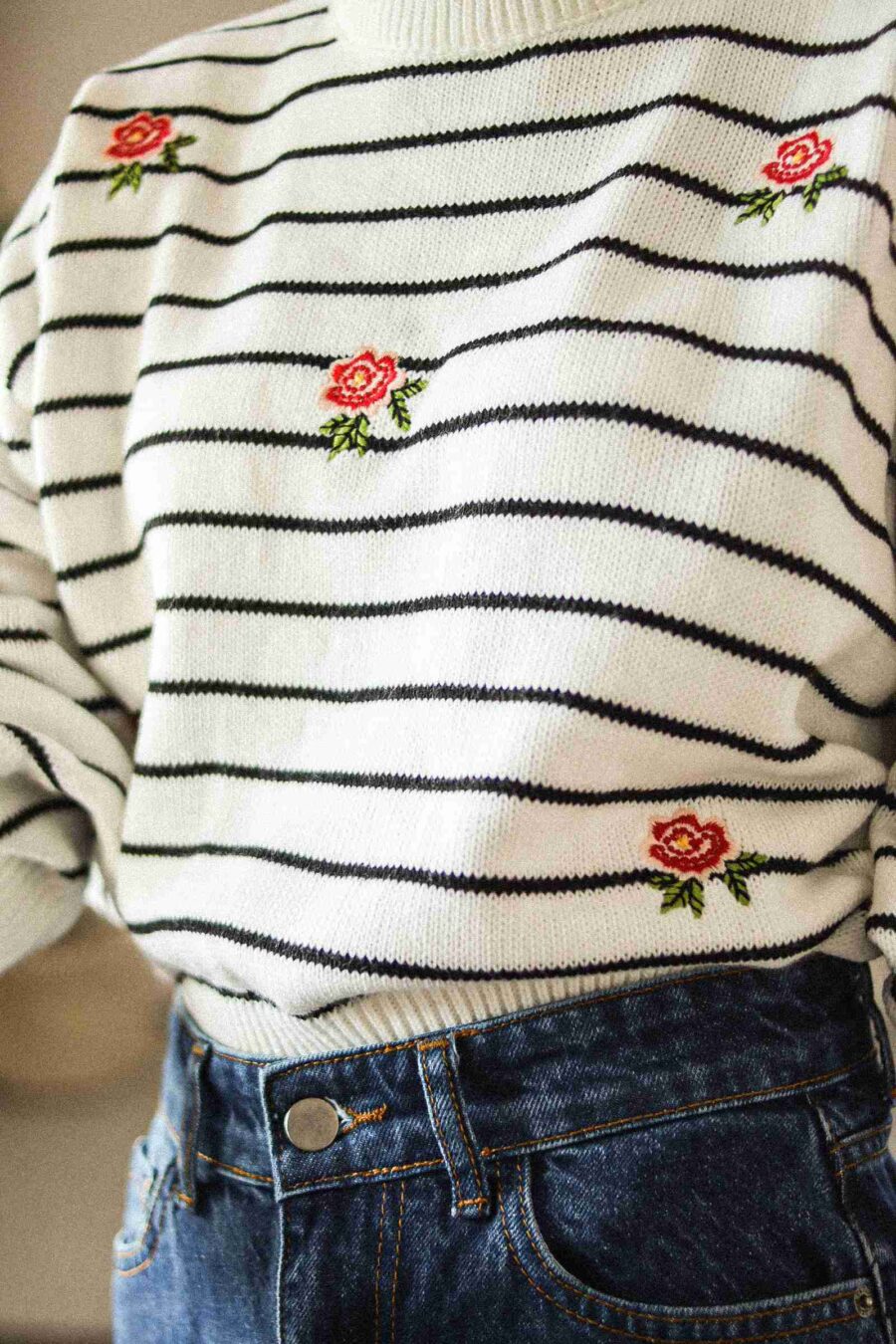 Thymus - sweter w paski z haftowanymi różyczkami