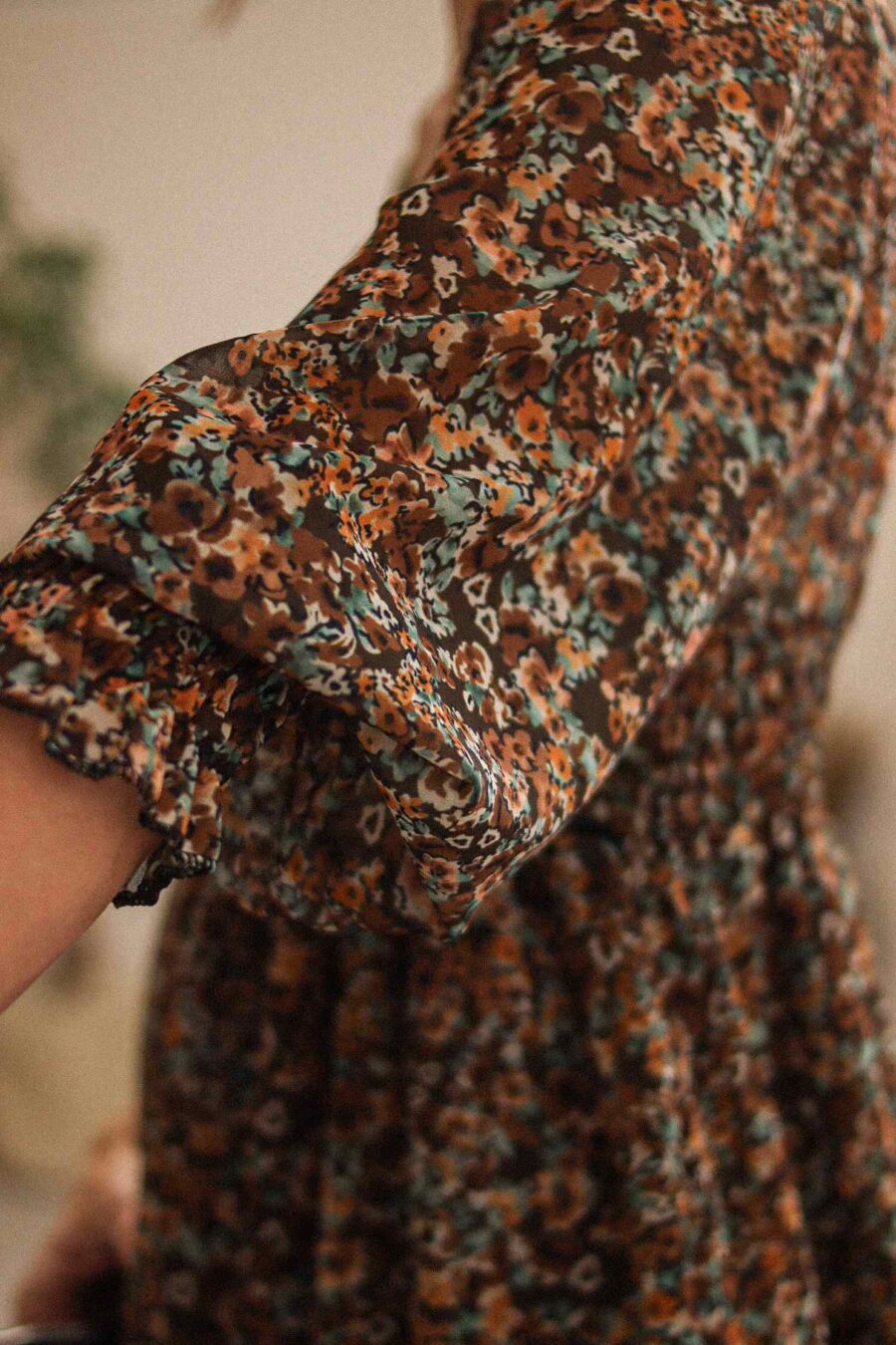 Tecoma - szyfonowa sukienka z wiązaniem przy dekolcie