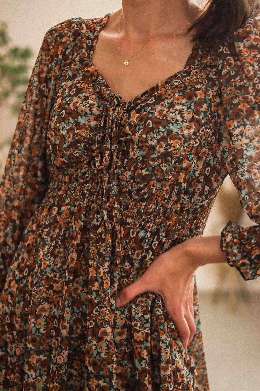 Tecoma - szyfonowa sukienka z wiązaniem przy dekolcie