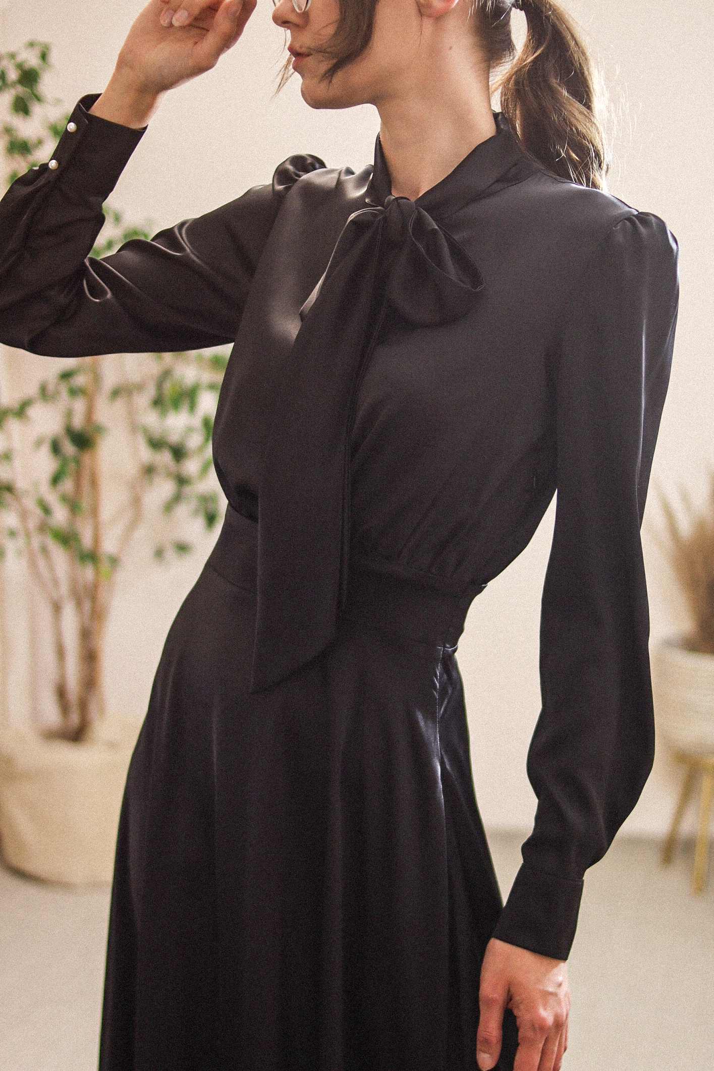 Verbena - satynowa sukienka z wiązaniem przy dekolcie
