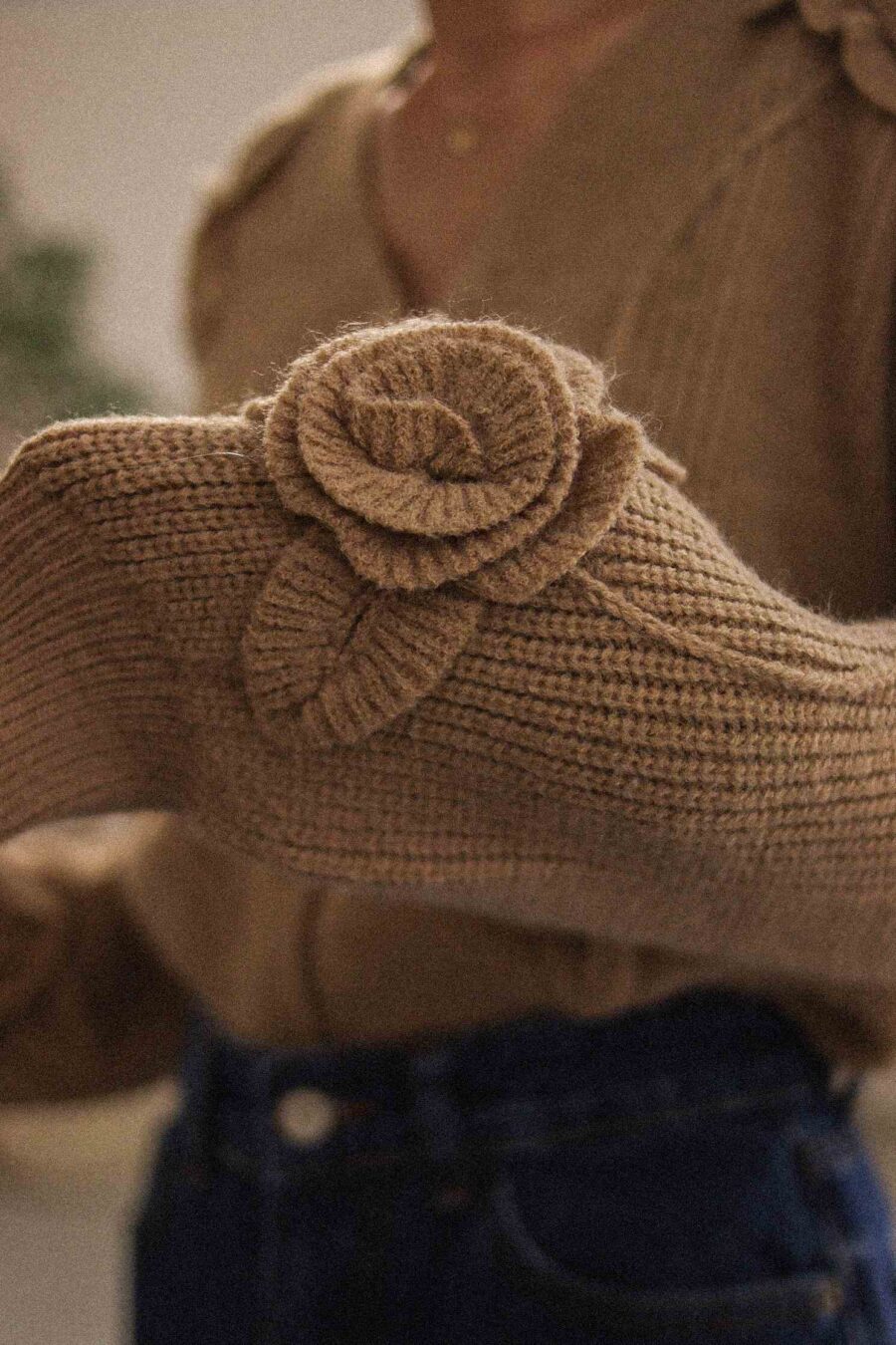 Selinum - zapinany sweter z kwiatami 3D