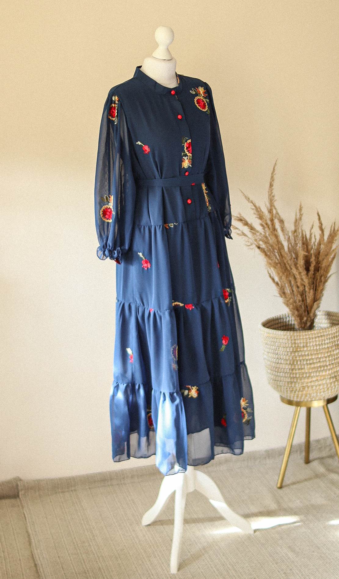 Setaria - szyfonowa sukienka z haftami
