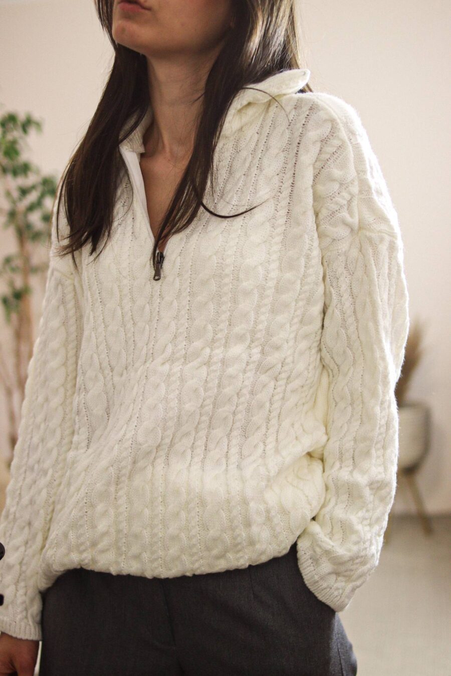 Rhus - oversizowy sweter z zapięciem przy dekolcie