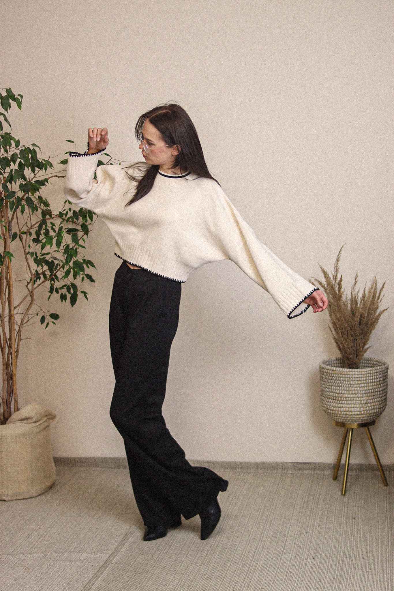 Holcus - krótki, szeroki sweter z luźnymi rękawami