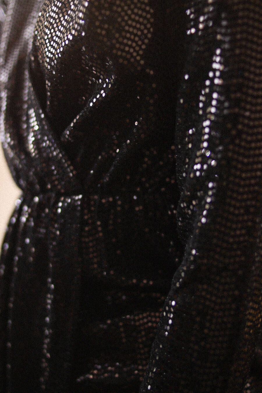 Cymbalaria - błyszcząca sukienka midi z zakładkowym dekoltem