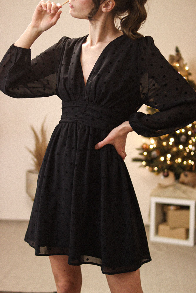 Davidia - szyfonowa, czarna sukienka w kropki