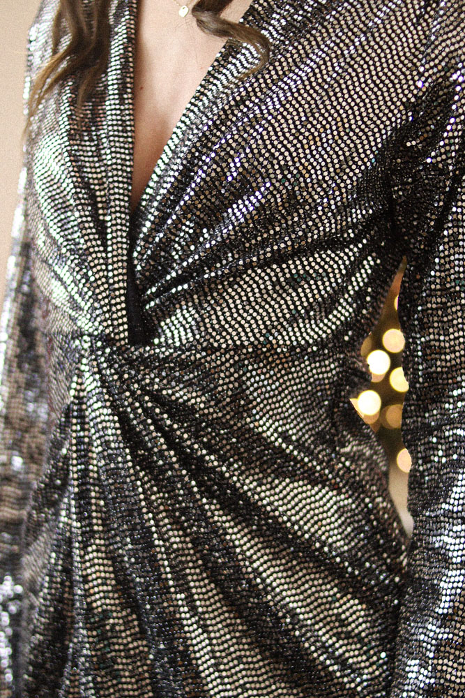 Zilla - cekinowa sukienka z głębokim dekoltem i długim rękawem