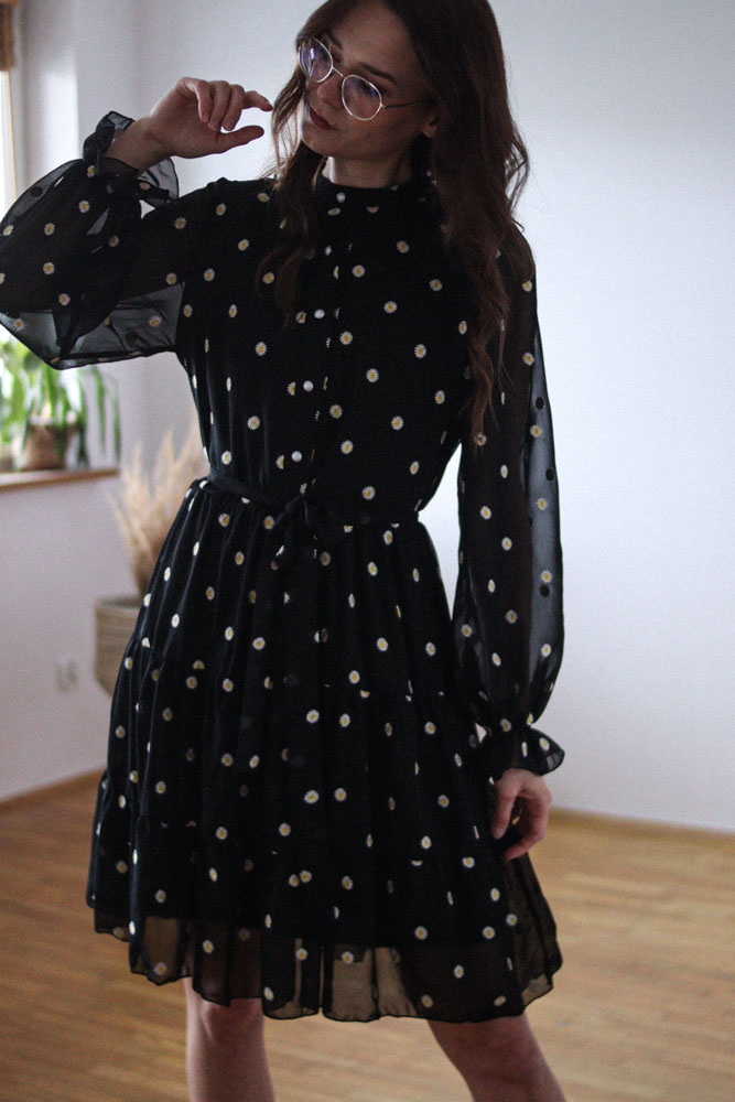 Bellis - szyfonowa sukienka w haftowane stokrotki