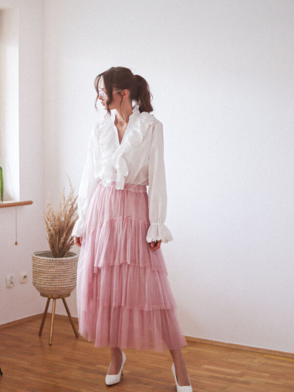 Littorella - bawełniana, luźna koszula z żabotem i koronkowym wykończeniem