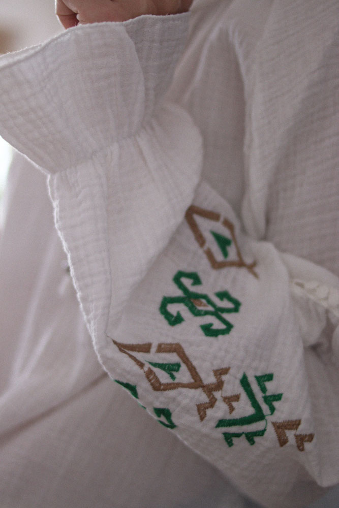 Pteris - muślinowa bluzka z haftem na rękawach