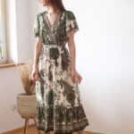 Montia - wiskozowa sukienka we wzory z zakładkowym dekoltem