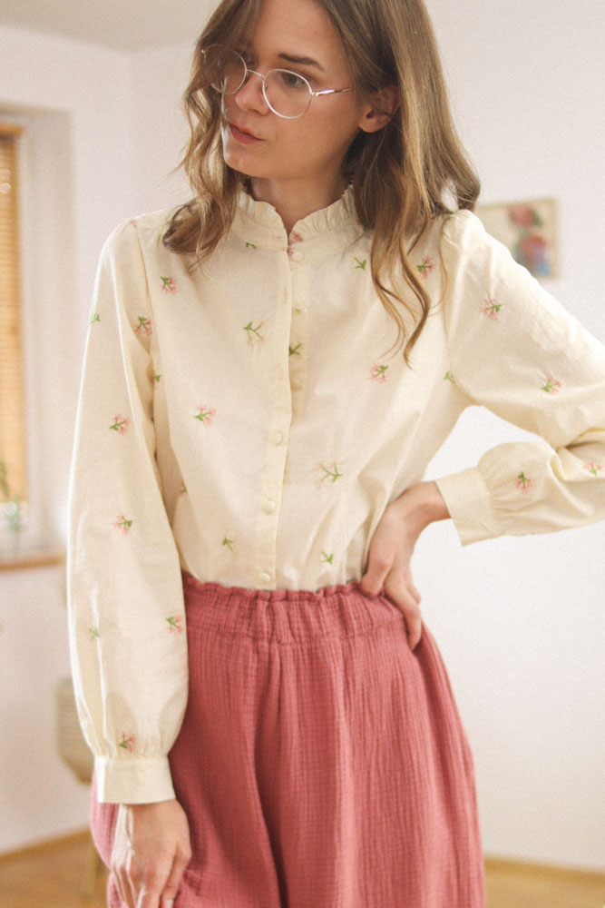 Limosella - beżowa koszula w haftowane kwiatki